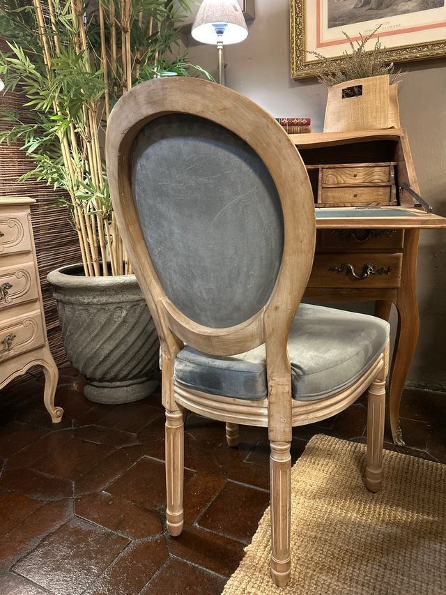 Silla de terciopelo gris y madera natural