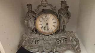Orologio da tavolo antico con figure