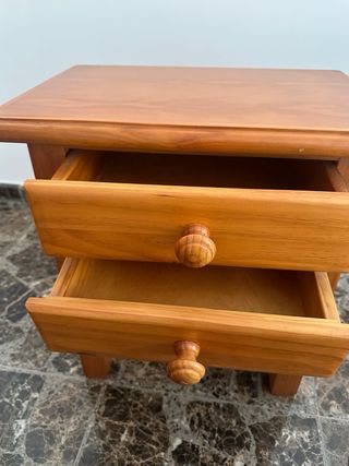 Mesita de noche de madera