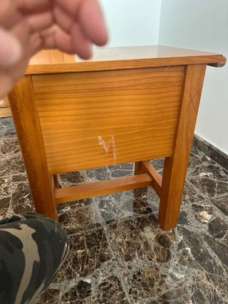 Mesita de noche de madera