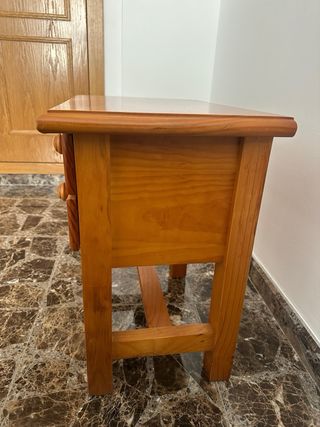 Mesita de noche de madera