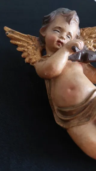 Angelito de escayola tocando violín