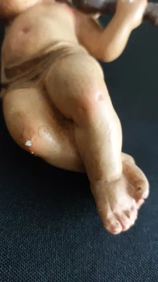 Angelito de escayola tocando violín