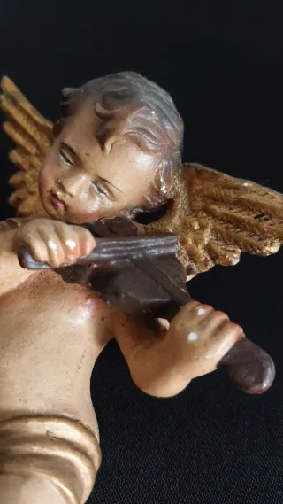 Angelito de escayola tocando violín