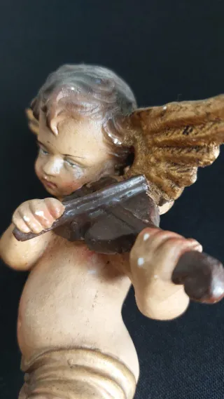 Angelito de escayola tocando violín