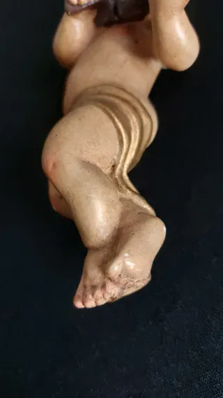 Angelito de escayola tocando violín