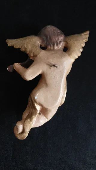 Angelito de escayola tocando violín