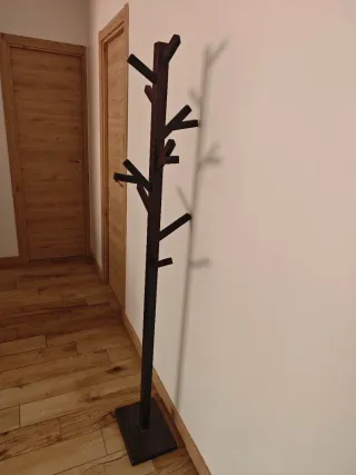 Perchero de madera oscuro