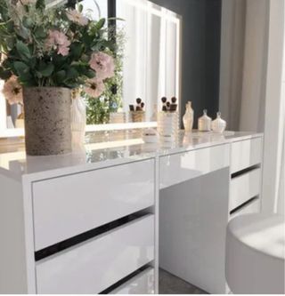 Tocador blanco con espejo LED y taburete