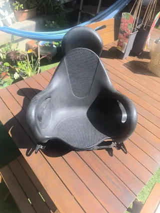 Asiento de niños para moto marca GIVI.