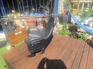 Asiento de niños para moto marca GIVI.