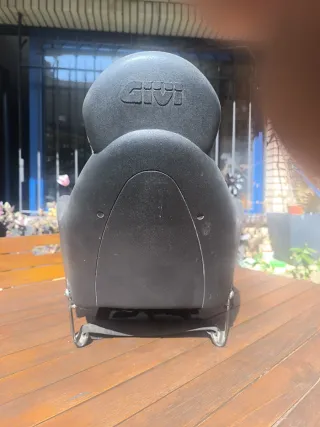 Asiento de niños para moto marca GIVI.