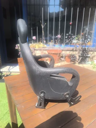 Asiento de niños para moto marca GIVI.