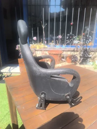 Asiento de niños para moto marca GIVI.