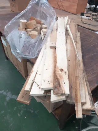 Maderas y tacos de palets para barbacoa o chimenea