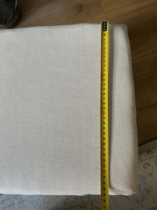 Taburete bajo / puff de tela y madera