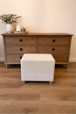 Taburete bajo / puff de tela y madera