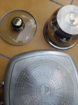 Sartén y cazuela metálica con tapa