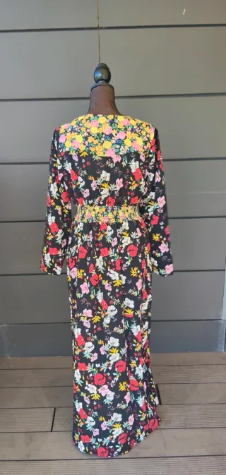 Vestido Boohoo floral manga larga