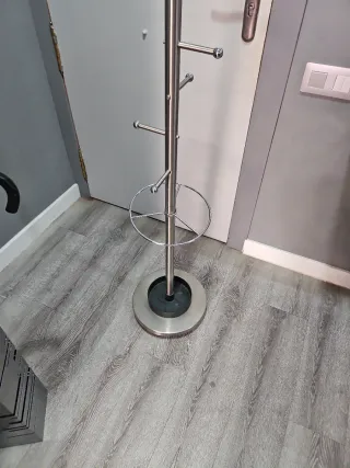 Perchero de pie metálico plateado