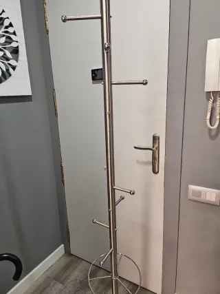 Perchero de pie metálico plateado