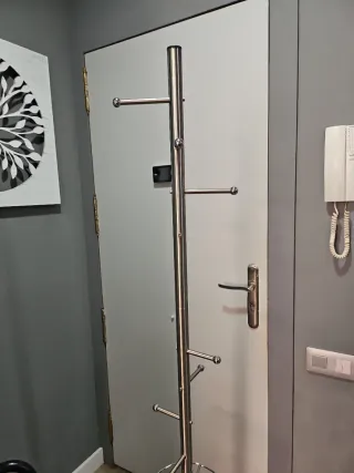 Perchero de pie metálico plateado