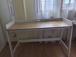 Mesa de escritorio u ordenador en madera-blanco.