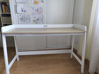 Mesa de escritorio u ordenador en madera-blanco.