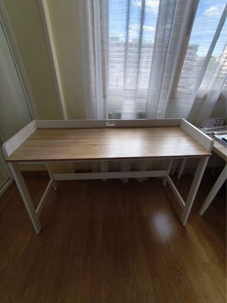 Mesa de escritorio u ordenador en madera-blanco.