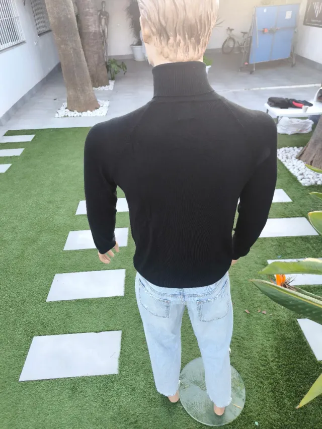 Jersey marca Zara cuello alto hombre negro