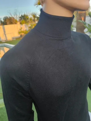 Jersey marca Zara cuello alto hombre negro