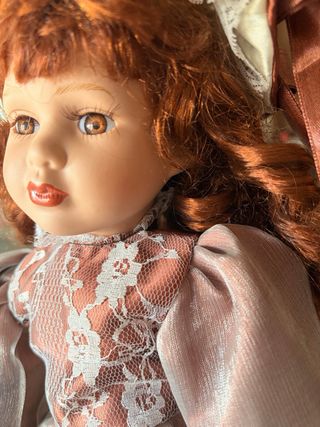 Muñeca de porcelana antigua con vestido