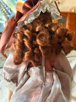 Muñeca de porcelana antigua con vestido