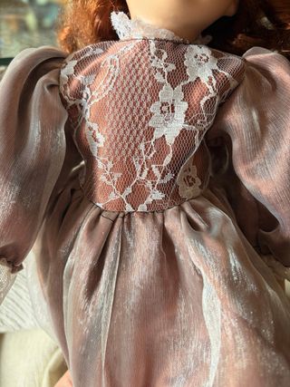 Muñeca de porcelana antigua con vestido