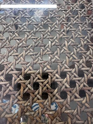 Mesa redonda con tapa de cristal y mimbre vienés