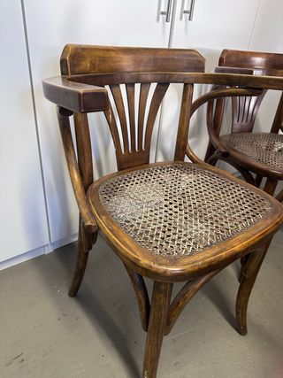 Mesa redonda con tapa de cristal y mimbre vienés