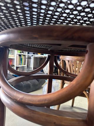 Mesa redonda con tapa de cristal y mimbre vienés