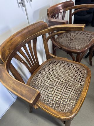 Mesa redonda con tapa de cristal y mimbre vienés