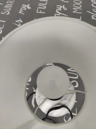 Lámpara de mesita efecto mármol y de tela