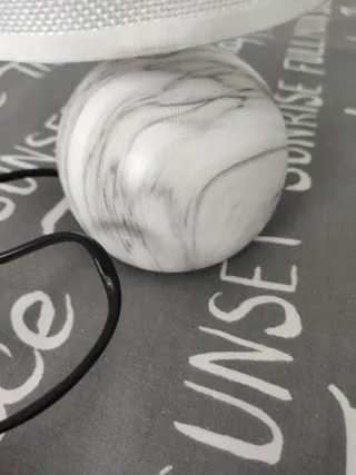 Lámpara de mesita efecto mármol y de tela