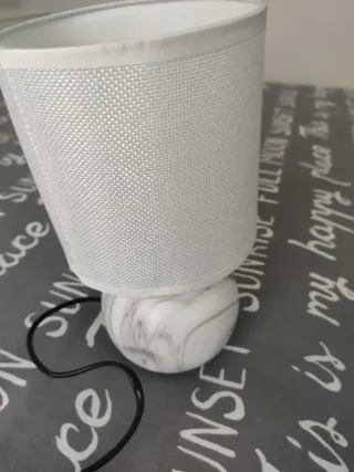 Lámpara de mesita efecto mármol y de tela