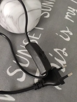 Lámpara de mesita efecto mármol y de tela