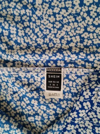 Falda floral azul y blanca. Apertura lateral