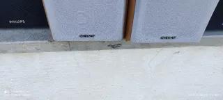 Altavoces Philips y Sony pequeños