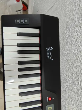 Piano digital con altavoces
