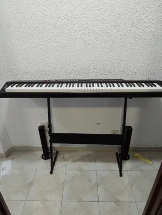 Piano digital con altavoces