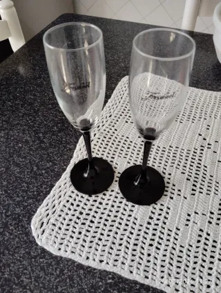 Copas de champán negras y transparentes