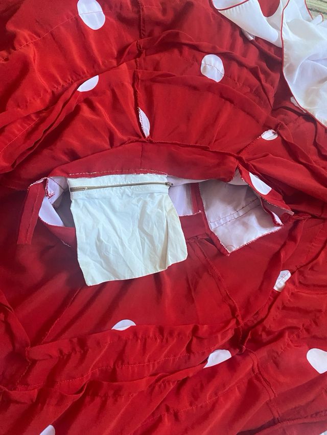 Traje de flamenca rojo con lunares blancos