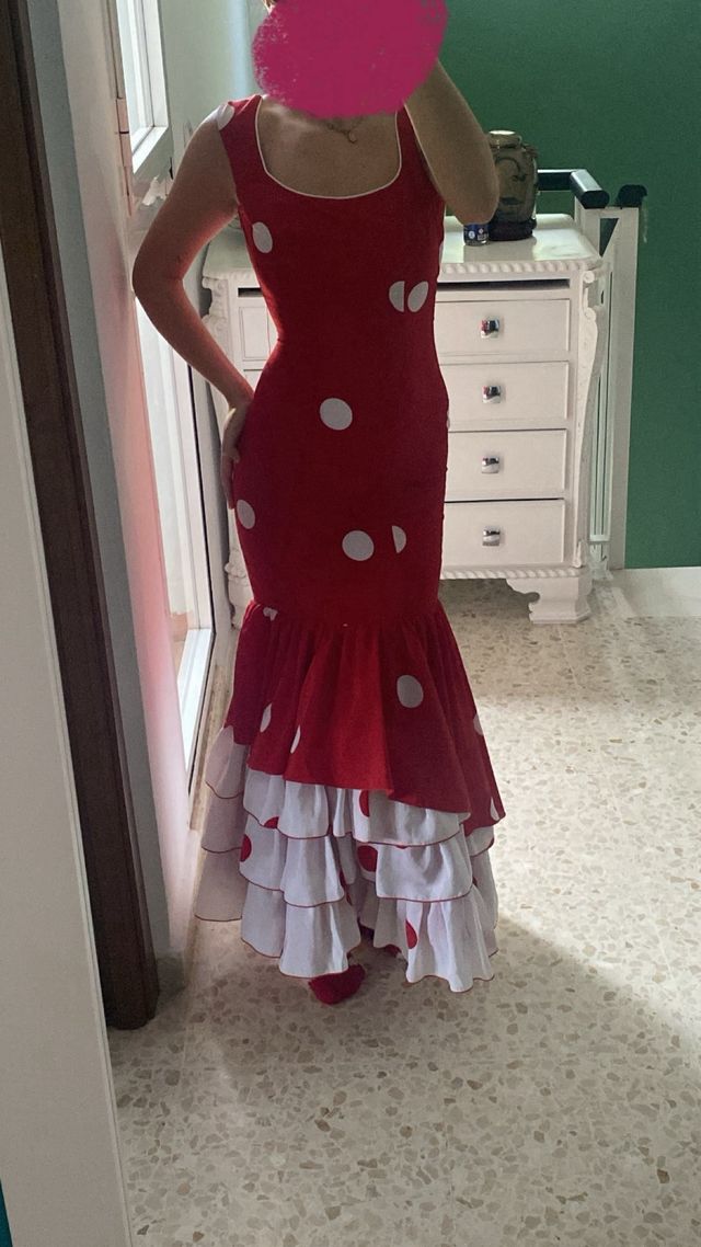 Traje de flamenca rojo con lunares blancos