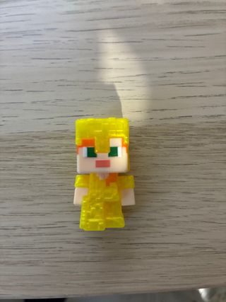 Muñeco Minecraft Kinder Joy Amarillo